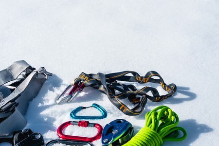Sicherheit auf verschneiten Straßen: Winterreifen, Schneeketten & Fahrverhalten