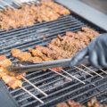 Die besten Grillrezepte für das Camping: Von Würstchen bis Gemüse-Spieße