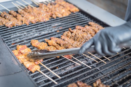 Die besten Grillrezepte für das Camping: Von Würstchen bis Gemüse-Spieße