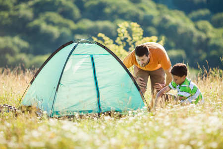 Wildcampen im Wald: Gesetzeslage, Risiken und Alternativen