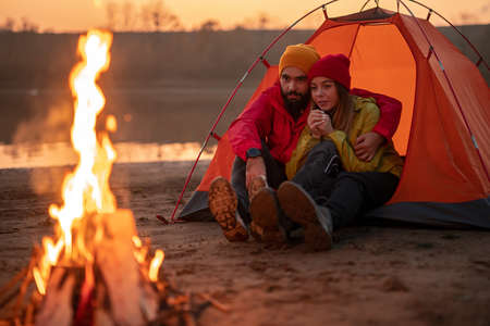 Saisonale Veggie-Campingküche: Frische aus dem Bauernmarkt auf dem Outdoorherd