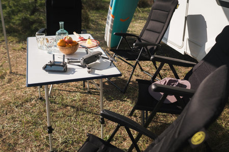 Gemeinsam lachen: Teambuilding-Spiele für die Familie auf dem Campingplatz