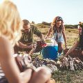 Deutsche Klassiker vegan interpretiert: Schnitzel, Würstchen und mehr beim Campen
