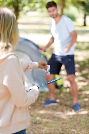 Lokale Traditionen: Alte deutsche Kinderspiele neu entdecken und beim Camping spielen